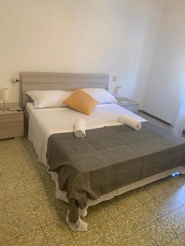 um quarto com uma cama grande e 2 almofadas em Skyy guest house em Pisa