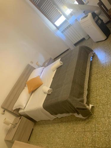 um quarto de hospital com uma cama num quarto em Skyy guest house em Pisa