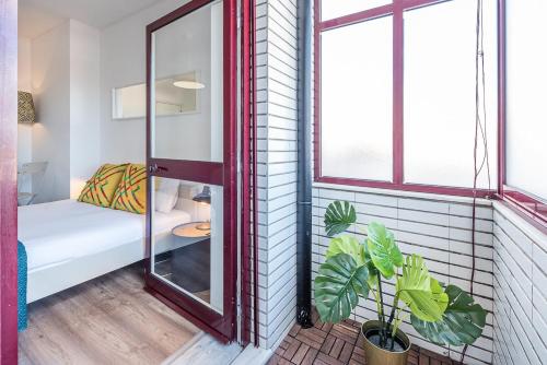 Kleines Zimmer mit einem Bett und einem Fenster in der Unterkunft GuestReady - Blue Stripes in Porto