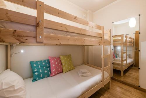 Cette chambre dispose de lits superposés et de 2 lits superposés. dans l'établissement GuestReady - City Blossom, à Porto