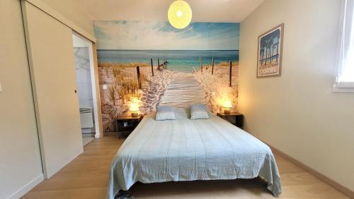 1 dormitorio con 1 cama y una pintura de un muelle en VILLA CASA KOKO 10 PERS piscine chauffée, pétanque, ping pong VIEUX-BOUCAU, en Vieux-Boucau-les-Bains