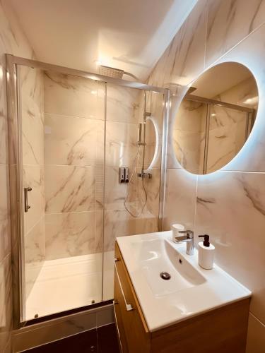 a bathroom with a sink and a shower at Le Sweet Terracotta - Home Homy in Montluçon
