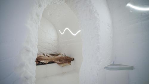 um quarto branco com uma parede branca e uma prateleira em Sorrisniva Igloo Hotel em Alta