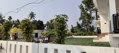 Un jardín fuera de JMJ Riverview Homestay