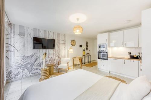 Η κουζίνα ή μικρή κουζίνα στο Cocoon de Luxe - Oasis Paris Lisbonne