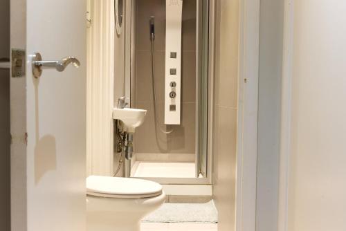 een badkamer met een toilet en een wastafel bij Charming 1-Bed Apartment in London in Londen