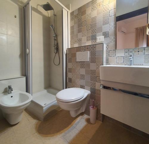 ディアマンテにあるIl MOLO Camere per vacanzeのバスルーム(トイレ、シャワー、シンク付)