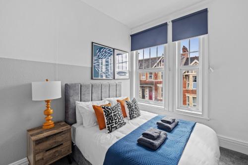 ein Schlafzimmer mit einem Bett mit einer blauen Decke in der Unterkunft Fabulous House in Plymouth in Plymouth