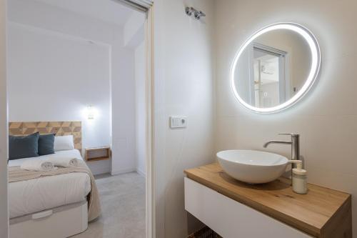 CASA FLORIT - Ceramic Homes - 4 Guest - AC WiFi - Near Sorolla Train Station