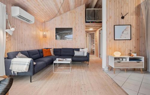 Ruang duduk di Amazing Home In Hjørring With Sauna