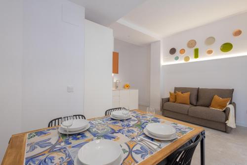 CASA FLORIT - Ceramic Homes - 4 Guest - AC WiFi - Near Sorolla Train Station