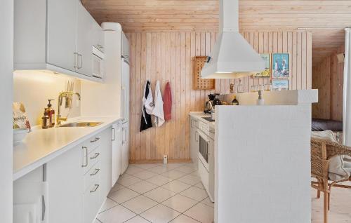 Dapur atau dapur kecil di Amazing Home In Hjørring With Sauna
