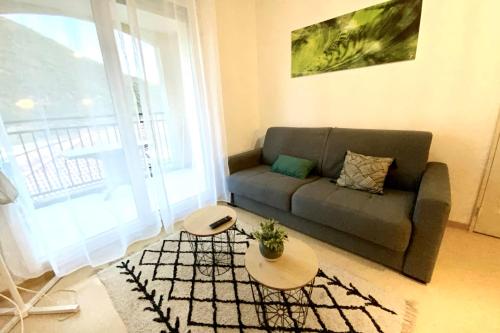 un salon avec un canapé et une table dans l'établissement Les Naïades G35 - 2 bedrooms for 5 people !, à Avène