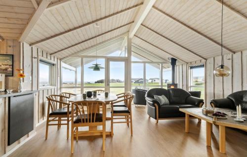 una cucina e una sala da pranzo con tavolo e sedie di Holiday Home Vinkelbæk a Nordborg