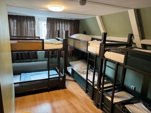 um quarto com um monte de beliches em Amsterdam Hostel Uptown em Amesterdão