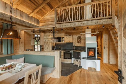 eine Küche und ein Esszimmer in einem Blockhaus in der Unterkunft Almchalet zu Pruggern bey FeWo-PLAN in Pruggern