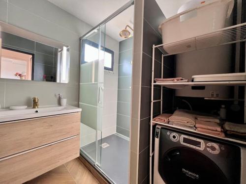 ein Bad mit einer Dusche und einer Waschmaschine in der Unterkunft Fidji, appartement vue mer panoramique in La Ciotat