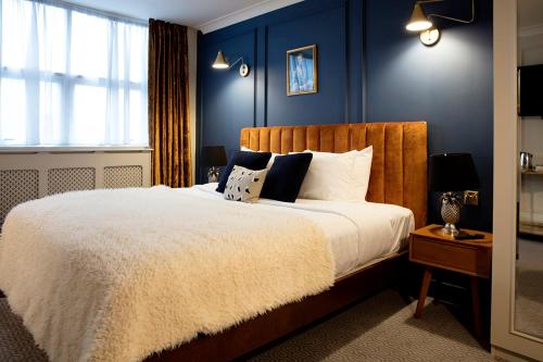 Katil atau katil-katil dalam bilik di Hotel Cromwell Stevenage