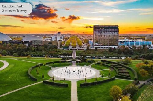 a park with a fountain in the middle of a city at Beautiful 2 Bedroom, 2 Bathroom, Free Parking, Milton Keynes City Centre Penthouse Apartment in Milton Keynes