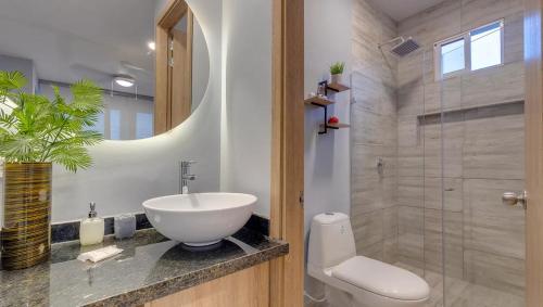 La salle de bains est pourvue d'un lavabo, de toilettes et d'une douche. dans l'établissement Miami Hotel Cartagena - Luxury Apartments, à Carthagène des Indes