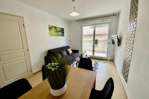 un salon avec une table et un canapé dans l'établissement Les Naïades I50 - 2 bedrooms for 5 people !, à Avène