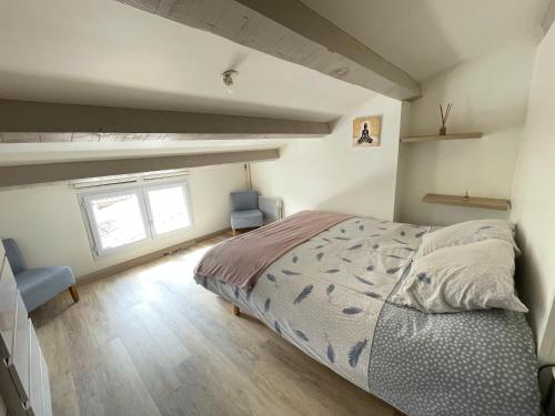 - une chambre avec un grand lit et une fenêtre dans l'établissement Maison Oleron au calme, à Dolus-d'Oléron