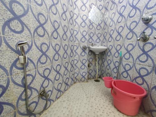 een badkamer met een metalen poort met emmers erin bij Tamraparni Rishikesh Stay in Rishīkesh