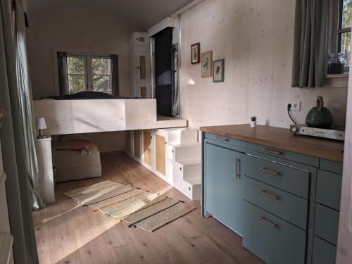 una cucina con scrivania e piano di lavoro di Holz-Hannes a Mittenwalde