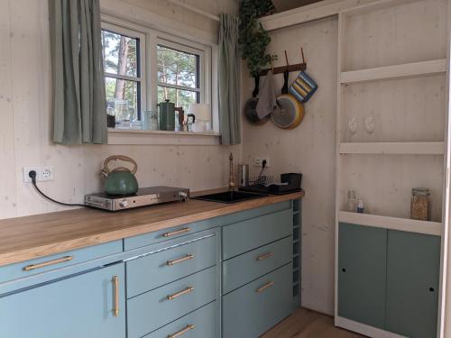 una cucina con armadi blu e piano di lavoro di Holz-Hannes a Mittenwalde