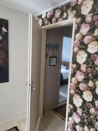 a room with a flower wall with a mirror at Bed & Breakfast aan de Beek in Arcen
