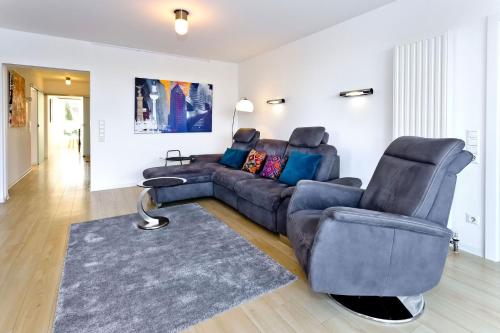 庫克斯港的住宿－Am Seedeich 14, AS1，客厅配有沙发和两把椅子