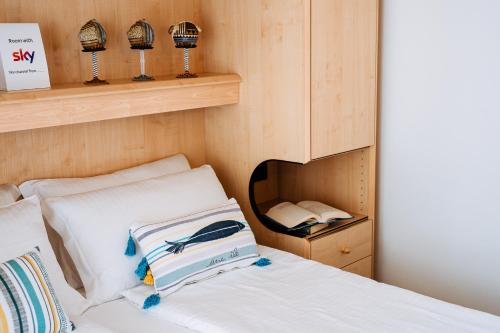 a bedroom with a bed with a wooden headboard at Hotel Niagara in Lido di Jesolo