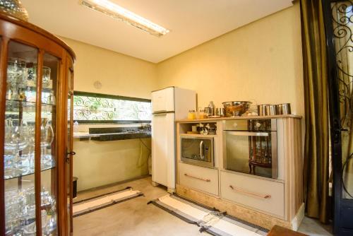 a kitchen with a refrigerator and an oven in it at Vivenda Serrana in Acarape