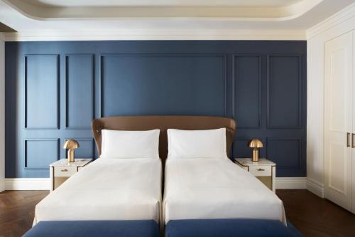 Postel nebo postele na pokoji v ubytování InterContinental Rome Ambasciatori Palace by IHG