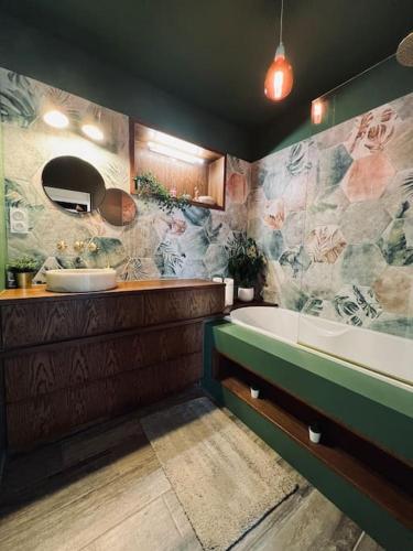 une salle de bain avec une baignoire et un lavabo et une baignoire dans l'établissement Cottage les pieds dans l'eau, à Montfarville