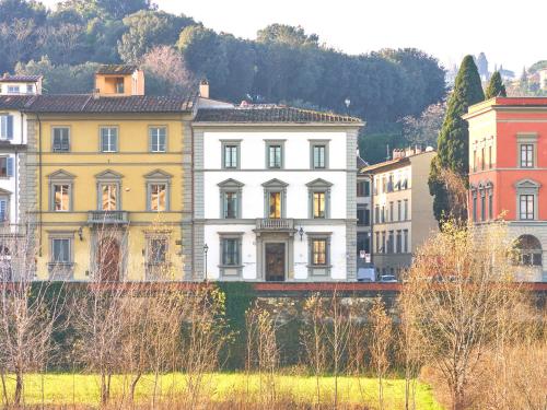 um grupo de edifícios numa cidade com uma montanha em Serristori Palace Residence em Florença