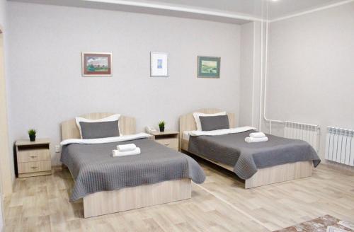 เตียงในห้องที่ гостиница Павлодар