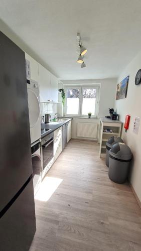 een keuken met een koelkast en een aanrecht bij Helles Apartment für 5 Personen in Schwerte