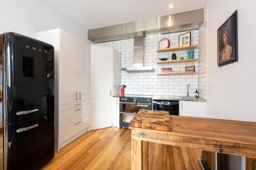 Ett kök eller pentry på Stylish 3-bed Unit in the Heart of Melbourne CBD!
