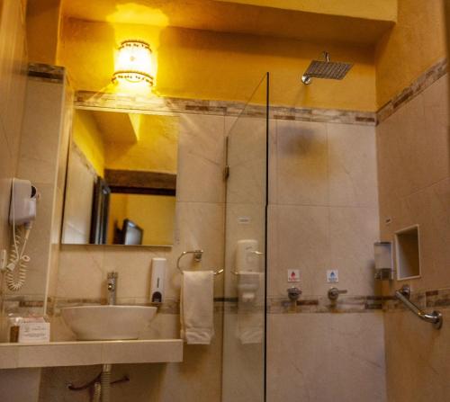 A bathroom at Hotel La Posada de San Antonio