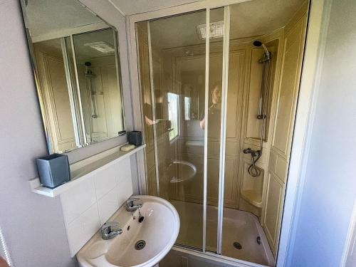 W łazience znajduje się umywalka i prysznic. w obiekcie 8 Berth Caravan With Wifi At Dovercourt Holiday Park In Essex Ref 44009e w mieście Great Oakley