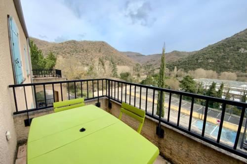 Nespecifikovaný výhled na hory nebo výhled na hory při pohledu z prázdninového domu