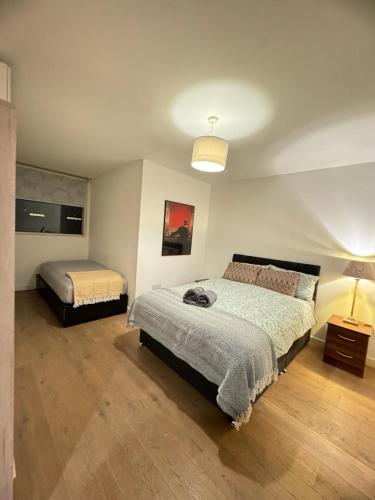 Giường trong phòng chung tại Marylebone Two Bed