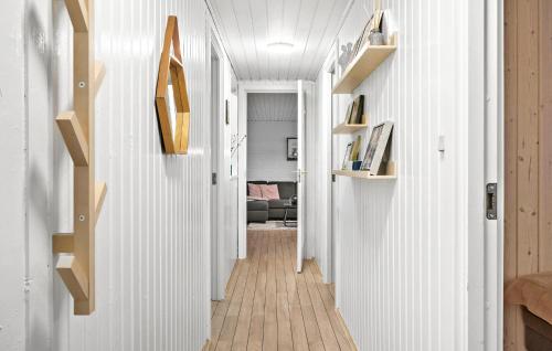 Televisyen dan/atau pusat hiburan di Awesome Home In Ulfborg With Kitchen