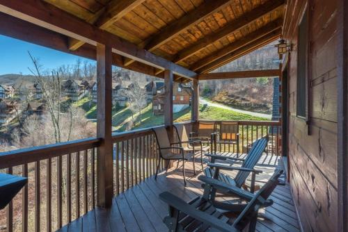 Μπαλκόνι ή βεράντα στο Views ~ Hot Tub~ 2 Decks~Pool Table~GameRoom~Cabin