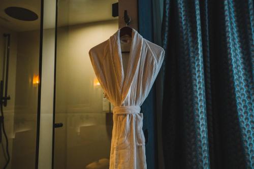 a curtain hanging in front of a shower at Hotel Pinar Plaza in Madrid