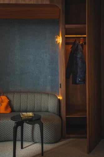 a room with a couch and a table next to a door at Hotel Pinar Plaza in Madrid
