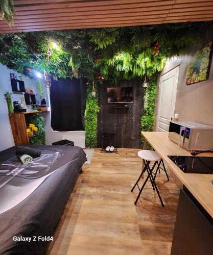 - une chambre avec un lit et des plantes sur le mur dans l'établissement Appt Avengers à 10 minutes de Disneyland, à Condé-Sainte-Libiaire