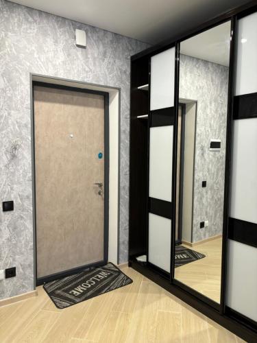 a room with a door and two mirrors at Dream town Apartaments біля залізничного вокзалу in Luts'k