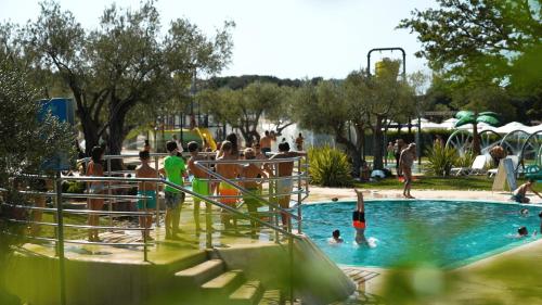 - un groupe de personnes dans une piscine d'un parc aquatique dans l'établissement Easyatent Safari tent Polari, à Rovinj